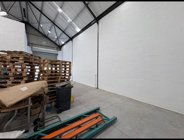 207M² WAREHOUSE TO LET IN FIRGROVE INDUSTRIAL ESTATE